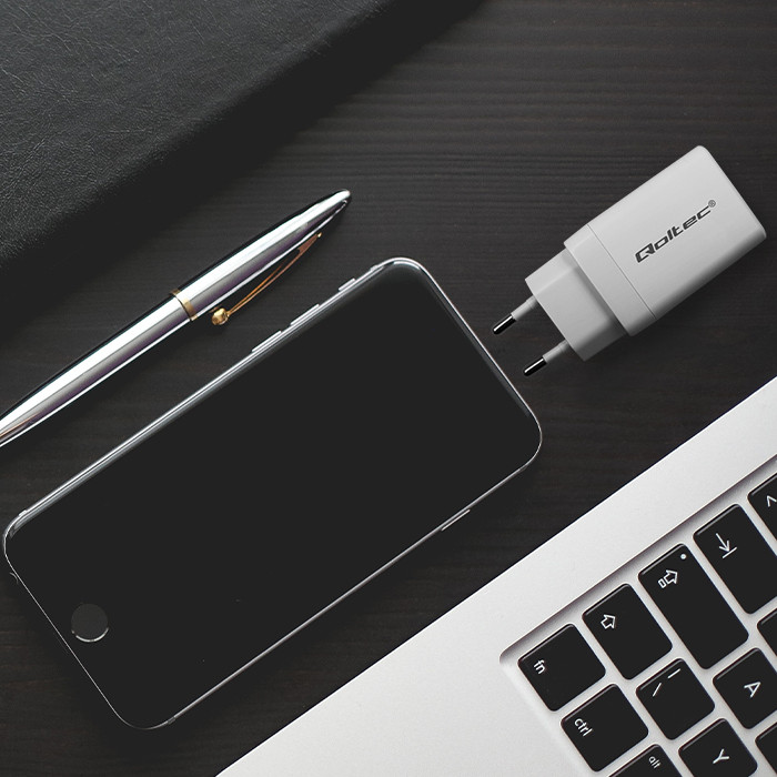 Qoltec Ładowarka sieciowa 65W GaN  | 5-20V | 3-3.35A | 2 x USB-C PD | 1 x USB QC 3.0 | Laptop | Smartfon | Biała widok 5